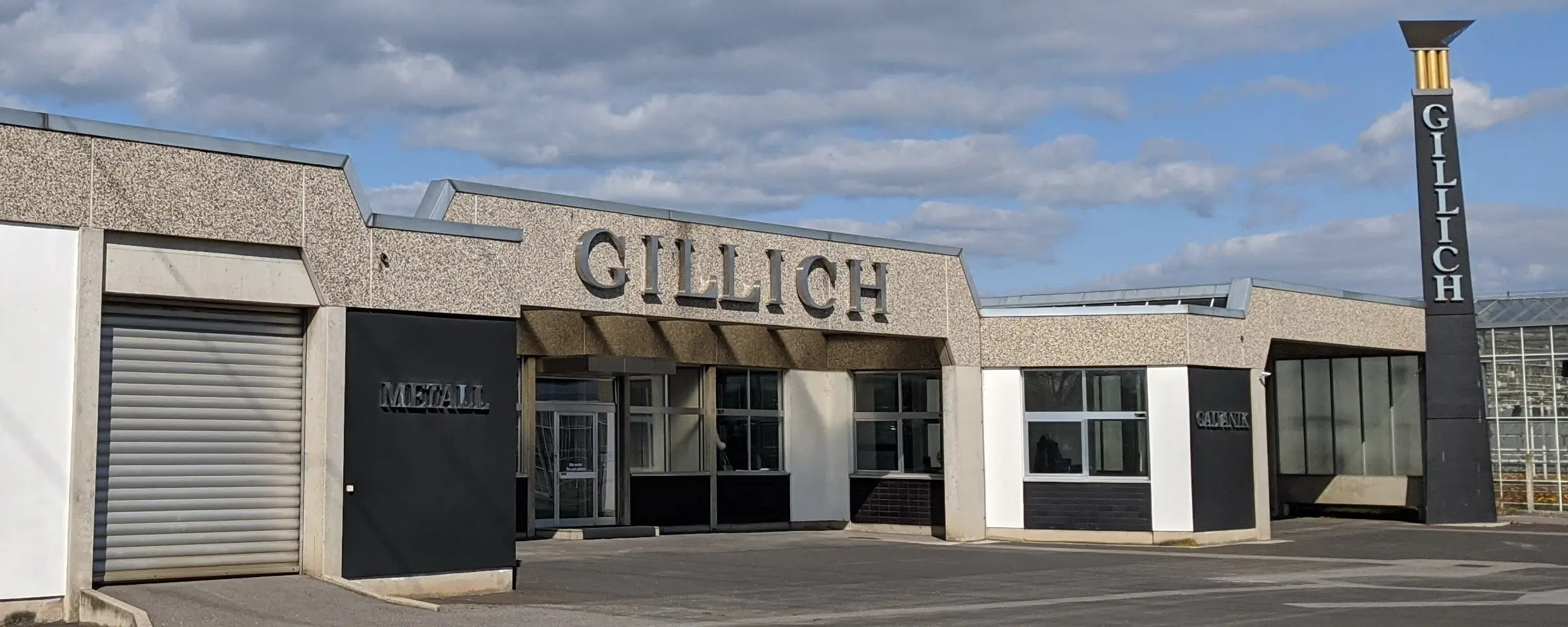 Gillich Gebäude außen mit Schriftzug und Vorplatz